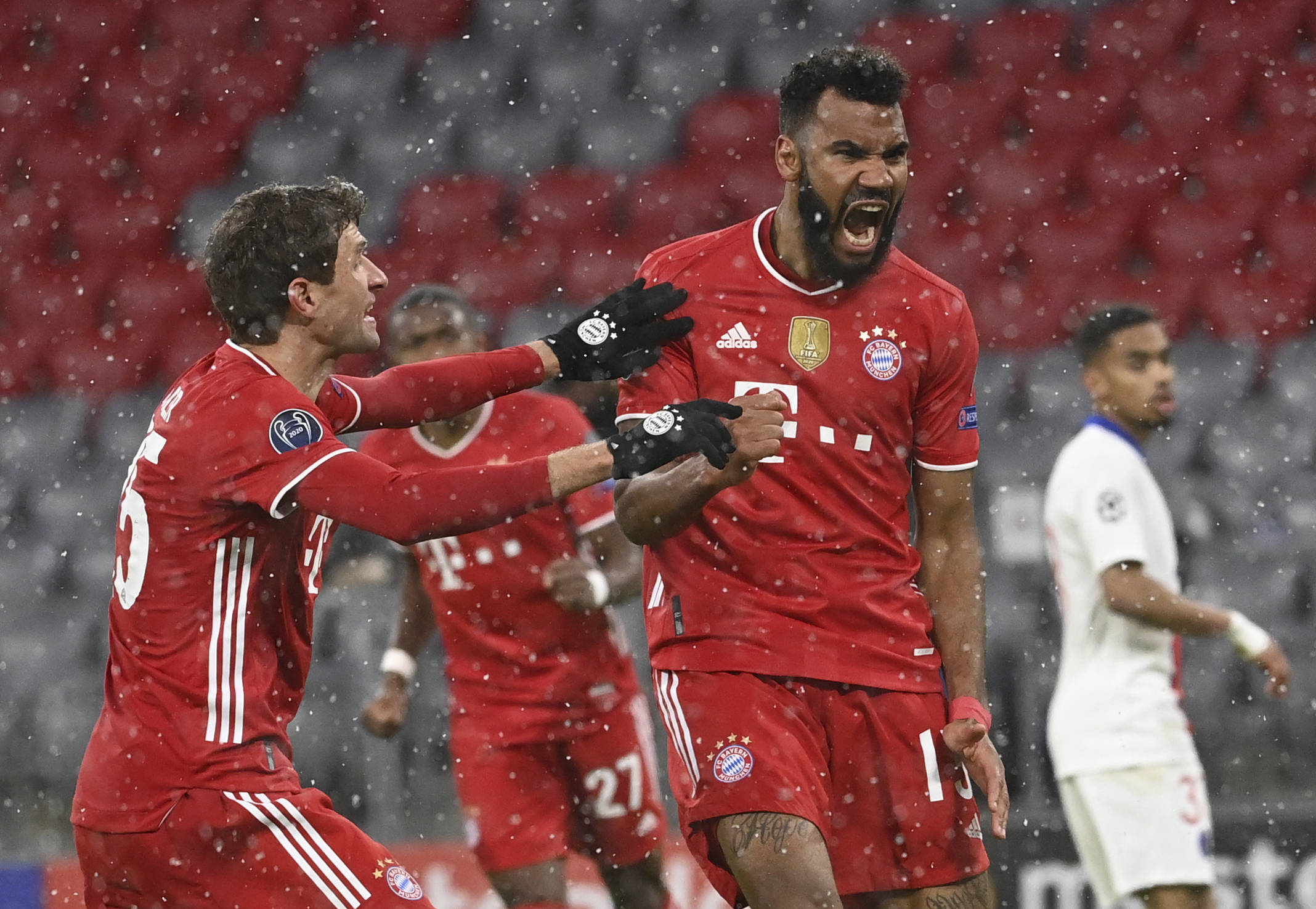 上海海港实现三连冠，申花亚军，梅州客队降级，亚冠表现不佳，山东泰山机会最大。