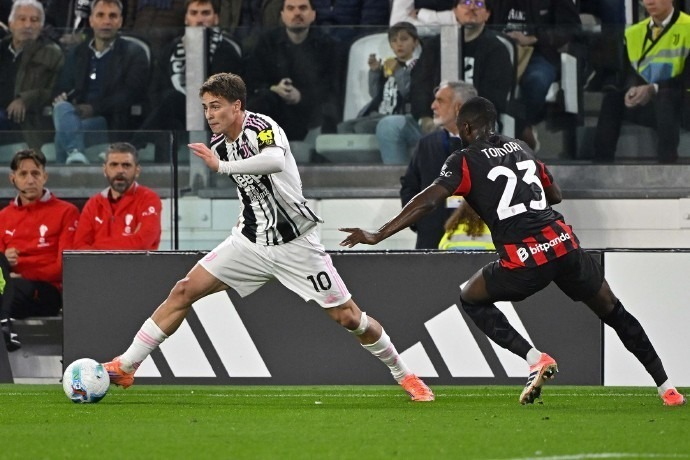 官方：德利赫特力压B费和阿马德，当选曼联11月最佳球员