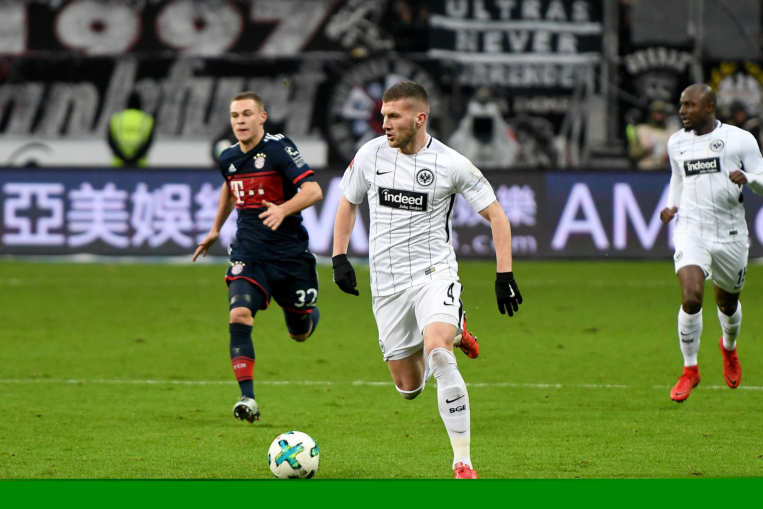 世欧预半场：麦克托米奈倒钩破门，苏格兰暂1-0丹麦（世预赛欧区半场：麦克托米奈倒钩建功，苏格兰暂以1-0领先丹麦）