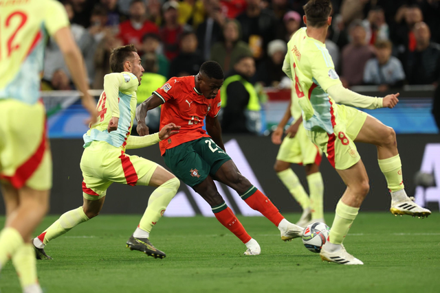 被与梅西比较？伦纳特-卡尔：我不能和他相比，他是我的偶像（被拿来和梅西对比？伦纳特-卡尔：不敢同日而语，他是我的偶像）