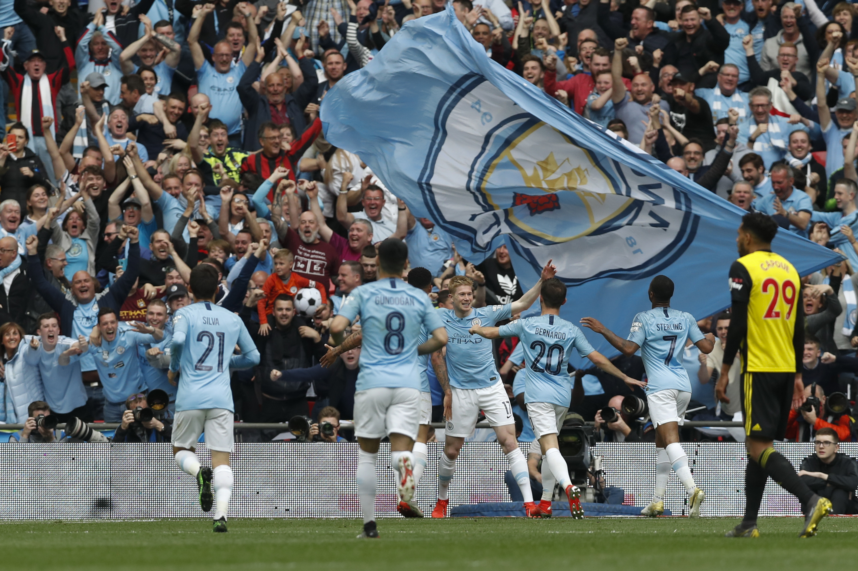 博主：国安今天前往河内，因当地训练条件不佳今晚直接去踩场