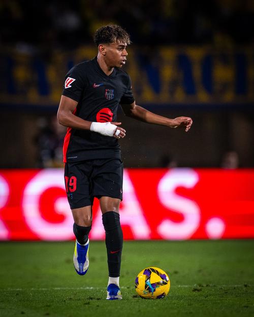 湖人本赛季输掉的7场比赛最少一场输10分，场均输17.7分