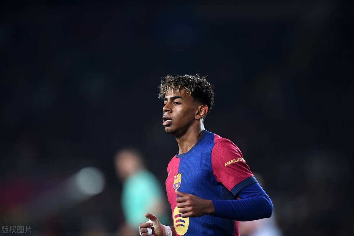 霍伊伦德梅开二度 那不勒斯击败尤文后登上意甲榜首（霍伊伦德双响，那不勒斯力克尤文登顶意甲榜首）