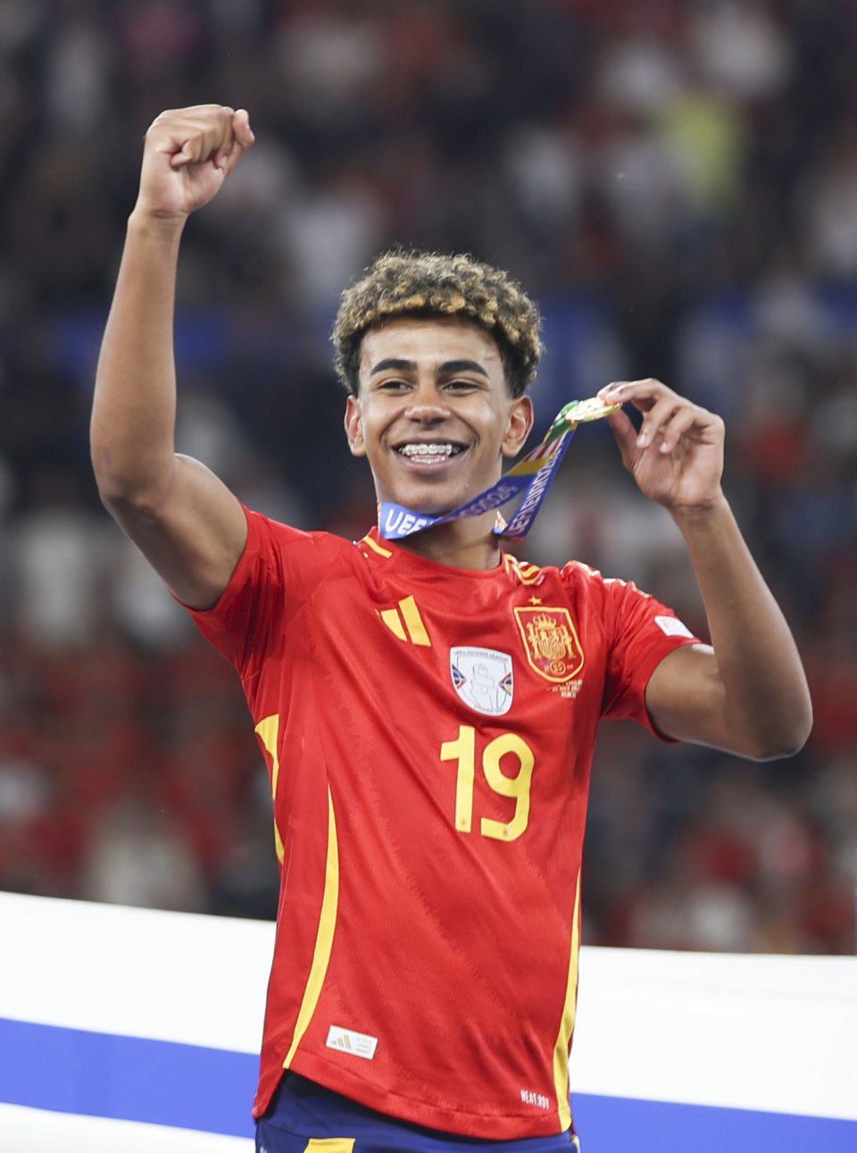 亚马尔：世界杯西班牙会夺冠吗？是的；我最听我妈妈的话（亚马尔：坚信西班牙将夺冠，我最听妈妈的话）