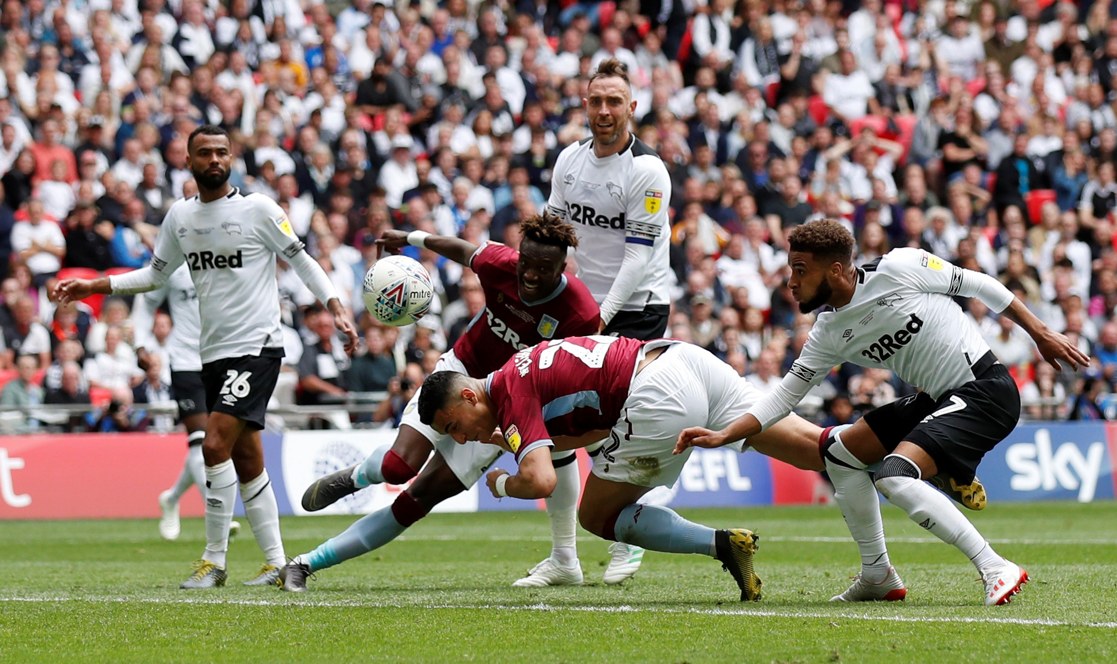 利物浦发角球期间 萨拉赫和亨德森聊了很久（利物浦角球时，萨拉赫与亨德森长时间交流）