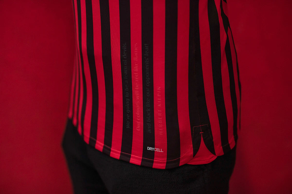 英超战报：曼城2-1战胜切尔西,（英超快讯：曼城2比1击败切尔西）