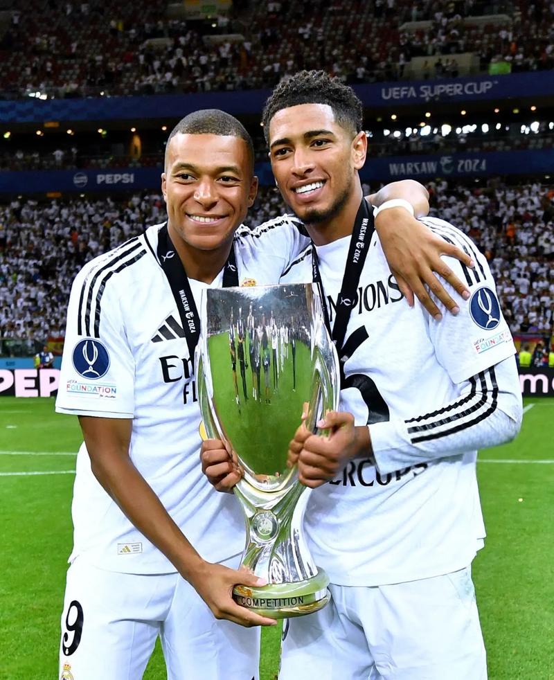 法国队祝贺姆巴佩追平C罗进球记录：一份绝妙的生日礼物！（追平C罗进球纪录！法国队祝贺姆巴佩：最好的生日礼物）