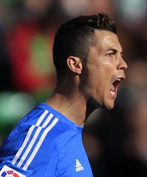 梅西捧起美职联冠军奖杯时，站在一旁的穆勒露出了最真挚的笑容