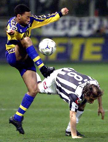 【德甲联赛第15轮】汉堡vs法兰克福伤病名单最新（德甲第15轮，汉堡对阵法兰克福：最新伤病名单）