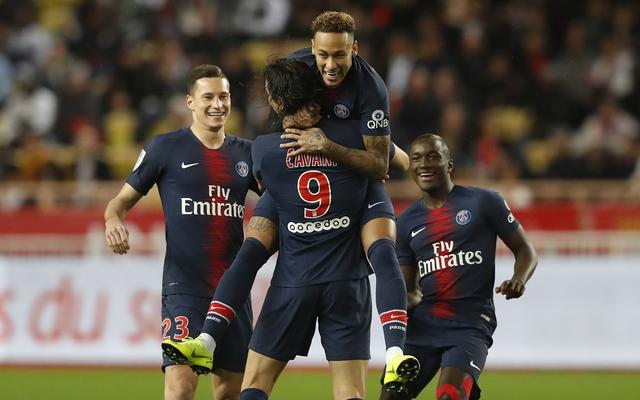 英超劲旅完胜：终结5场不胜，积分追平曼联，距离欧冠区3分（英超强队大胜止滑：终结五场不胜，积分追平曼联，距欧冠区仅差3分）